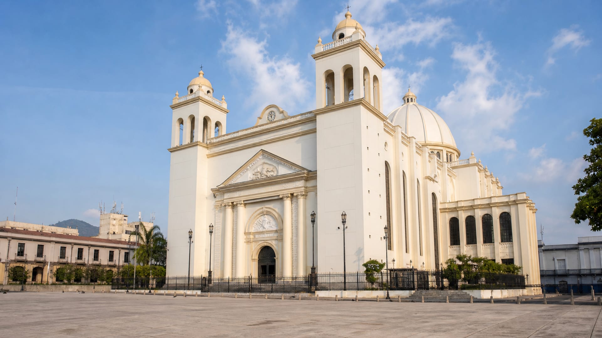 San Salvador travel guide: How to experience the city without rushing 23 Catedral Metropolitana de San Salvador