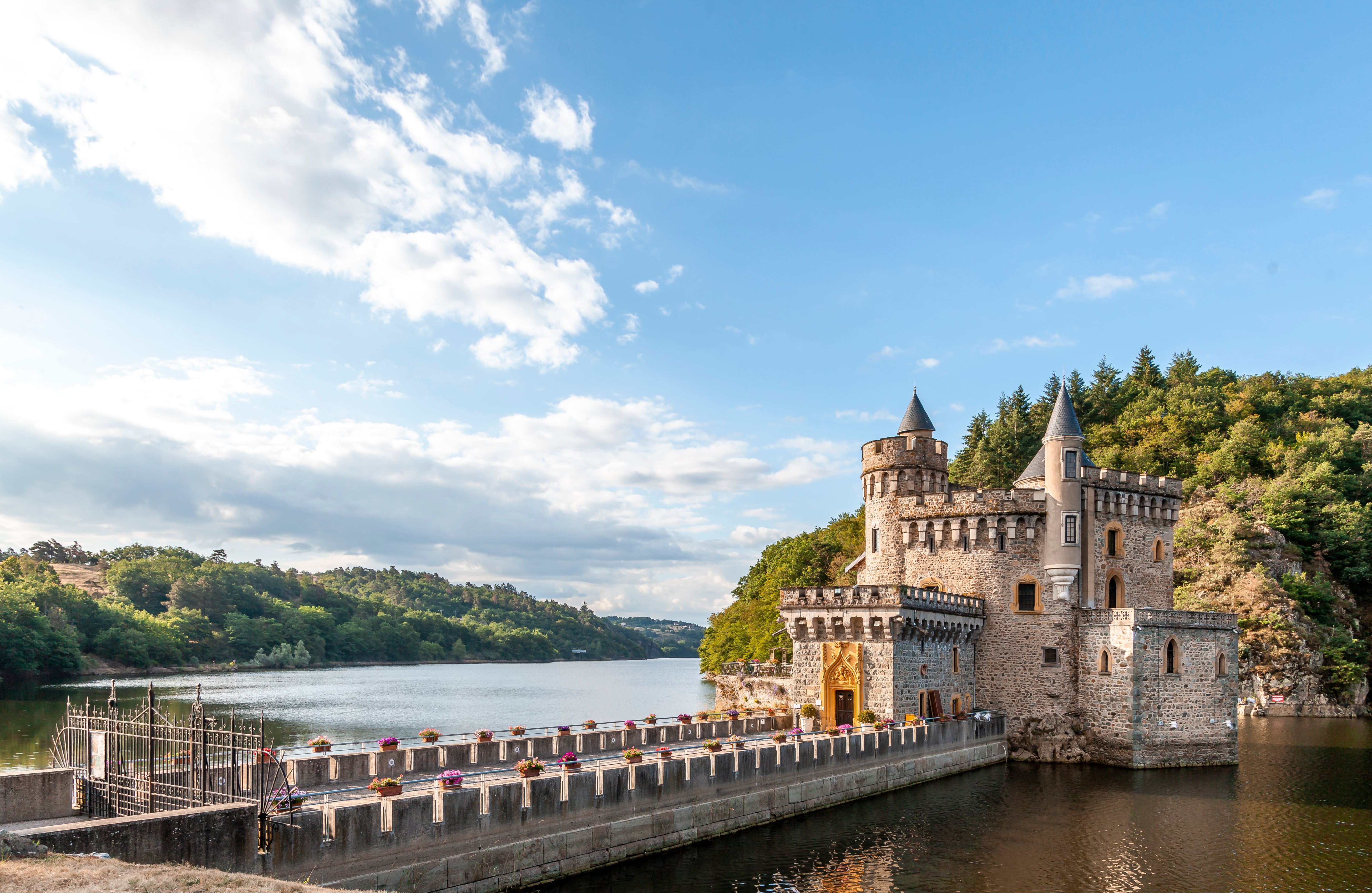 12 Best Fall Travel Destinations for Exclusive, Comfortable, and Scenic Travel 6 loire valley arangrant