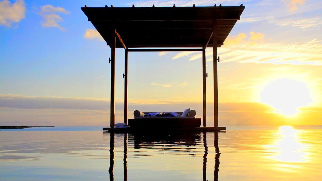 Escape the Cold: Top Luxury Tropical Resorts for Your Winter Getaway 5 Sunset_in_the_Amanyara_Resort