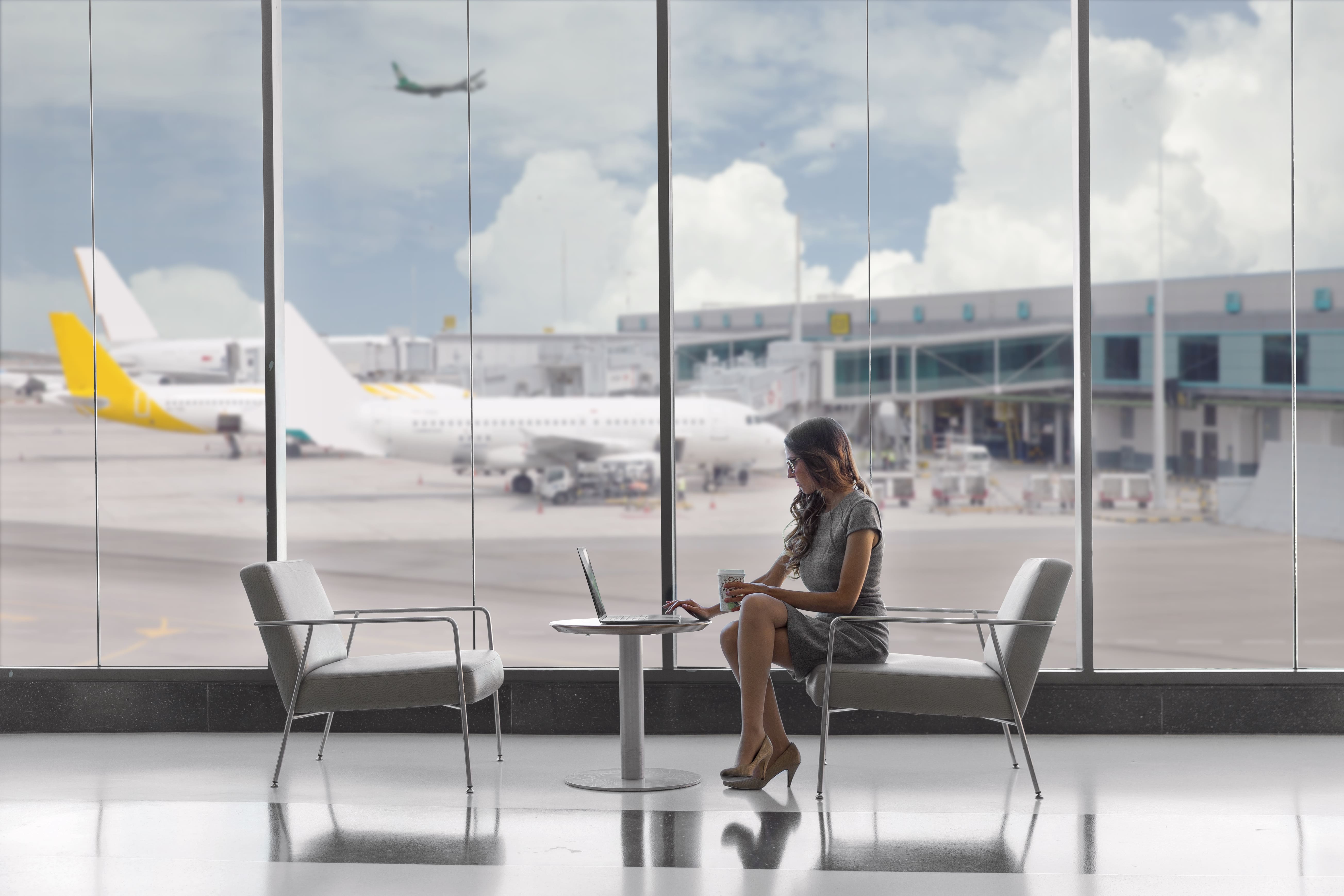 How to Use Airport Lounges Effectively: Maximize Work and Rest Without Wasting Time 3 how to work in an airport lounge arangrant