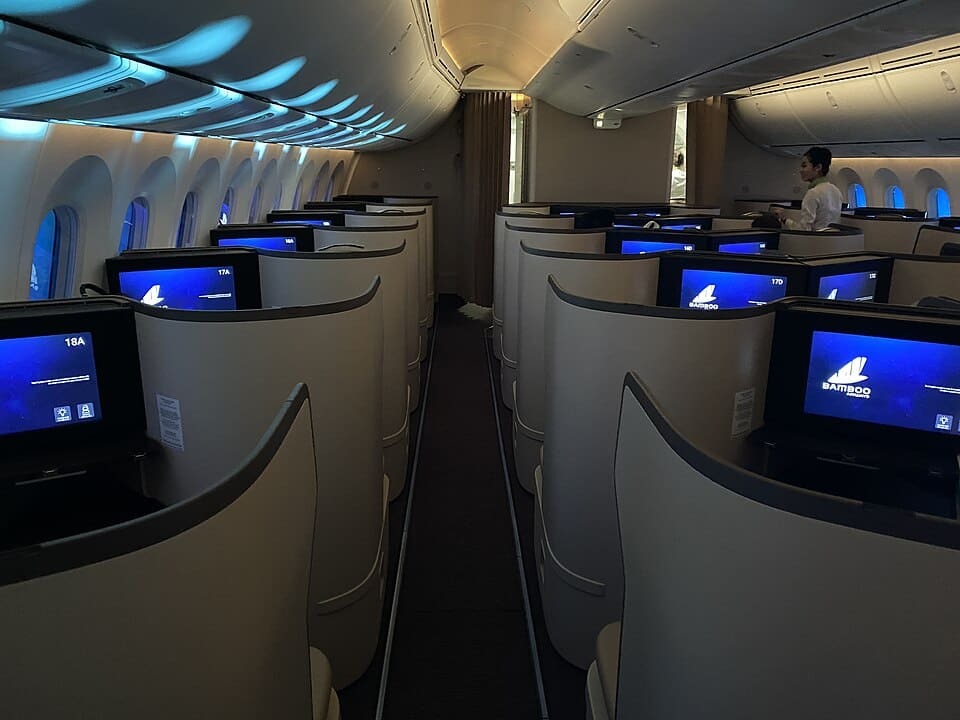 Airbus A350 vs Boeing 787 Business Class: Which Aircraft Offers Better Comfort? 2 airbus a350 vs boeing 787 business class arangrant