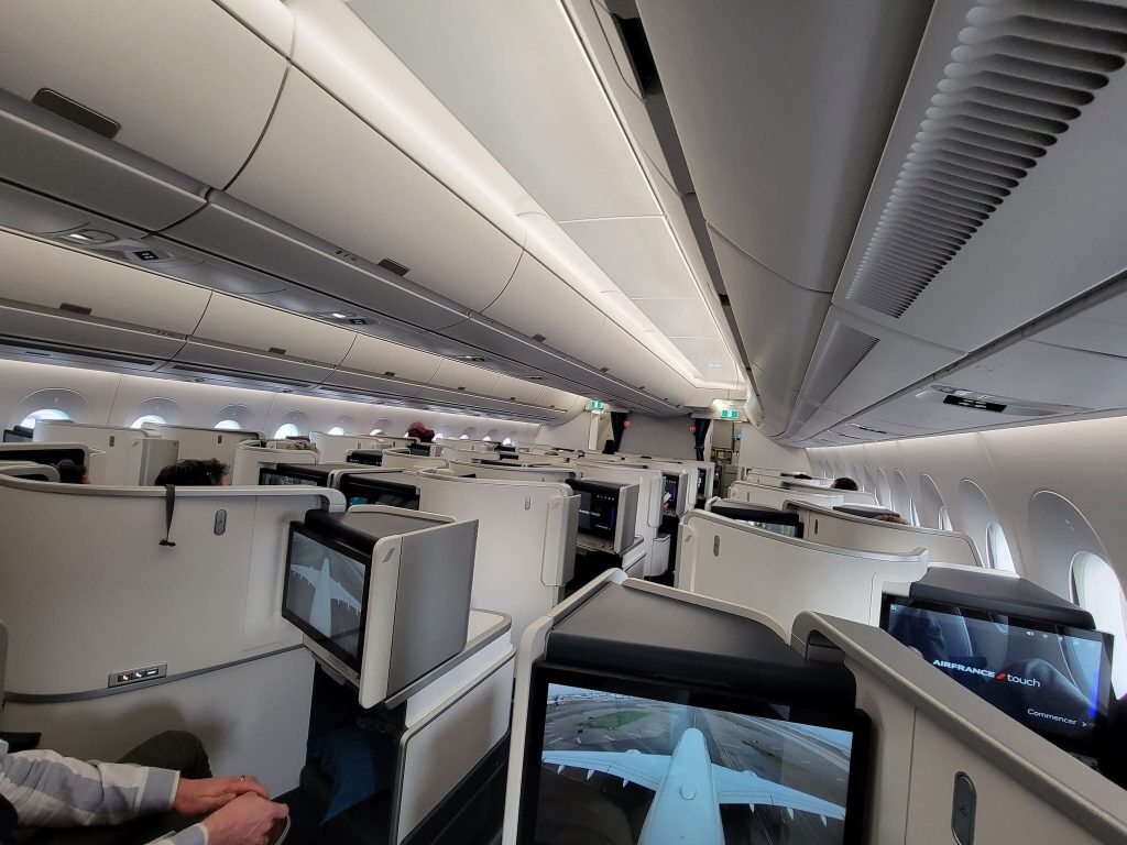 Airbus A350 vs Boeing 787 Business Class: Which Aircraft Offers Better Comfort? 5 image 6 Airbus A350 vs Boeing 787 Business Class: Which Aircraft Offers Better Comfort?