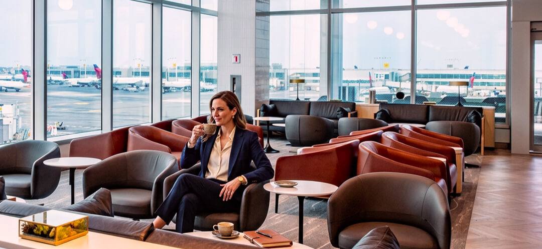 Delta Air Lines vs United Airlines: where the business-class experience differs most 4 airport lounge business class passenger