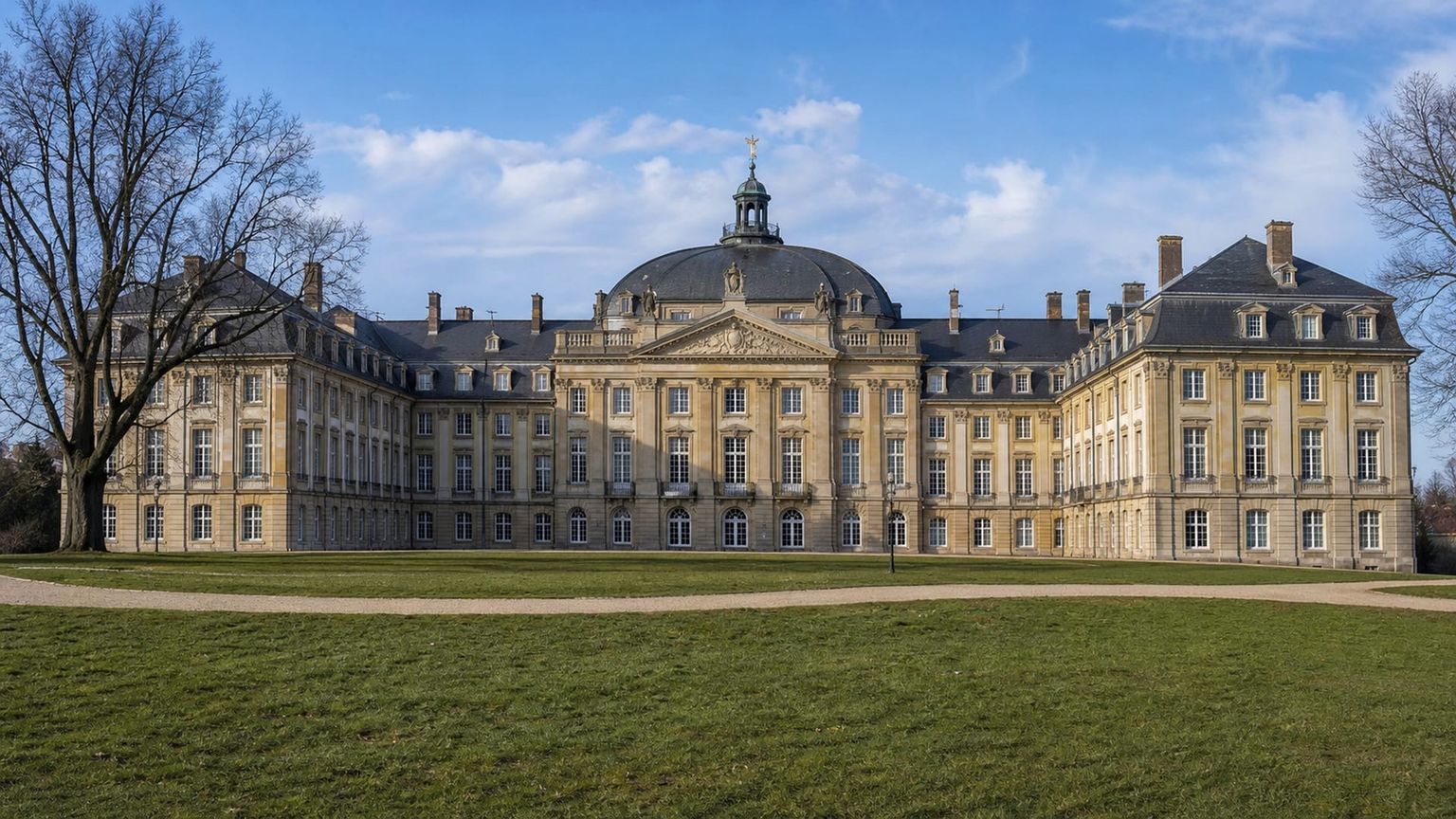 Münster travel guide: How to experience the city without rushing 23 Münster Castle